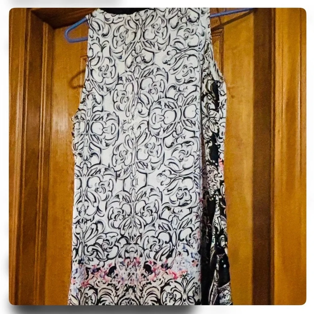 White House Black Market Black and White Floral Blouse - Picture 5 of 7